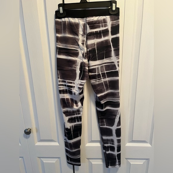 Black & White Nike Pro Leggings (Nike) - Picture 4 of 4